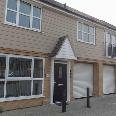 The Coach House - London Heathrow Serviced Apartments Stanwell Exteriör bild