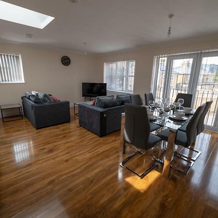 The Coach House - London Heathrow Serviced Apartments Stanwell Exteriör bild