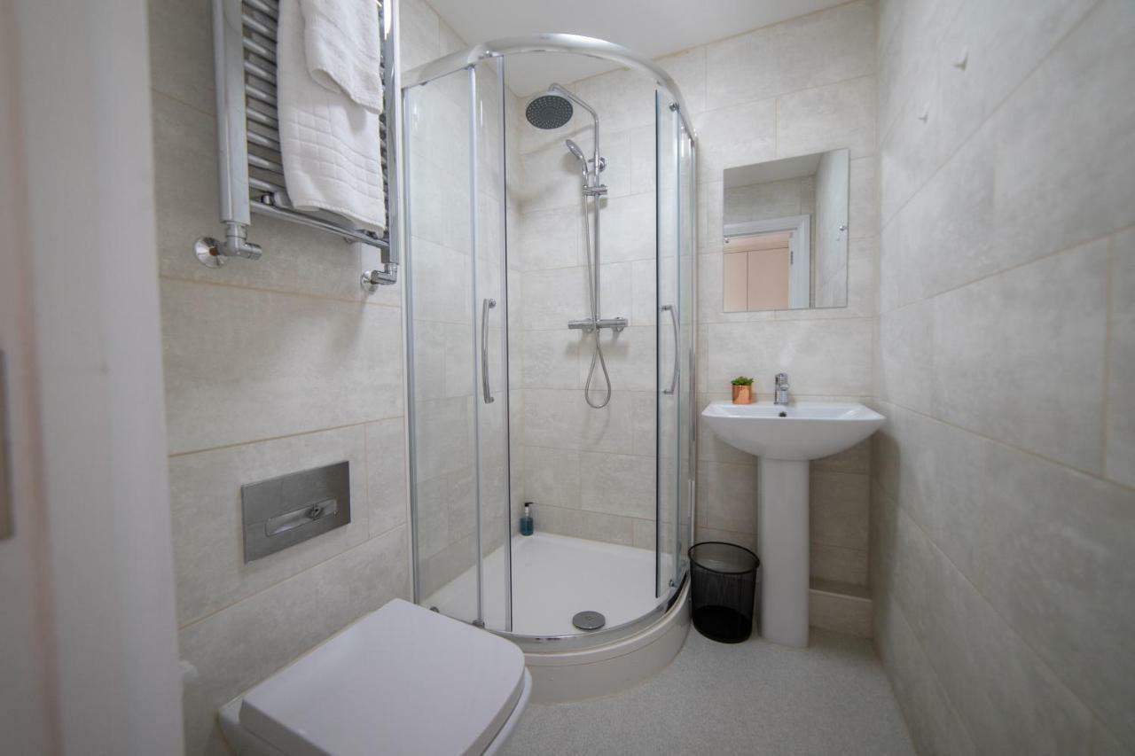 The Coach House - London Heathrow Serviced Apartments Stanwell Exteriör bild