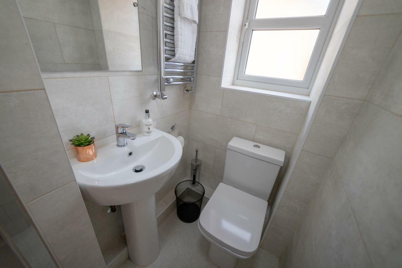 The Coach House - London Heathrow Serviced Apartments Stanwell Exteriör bild