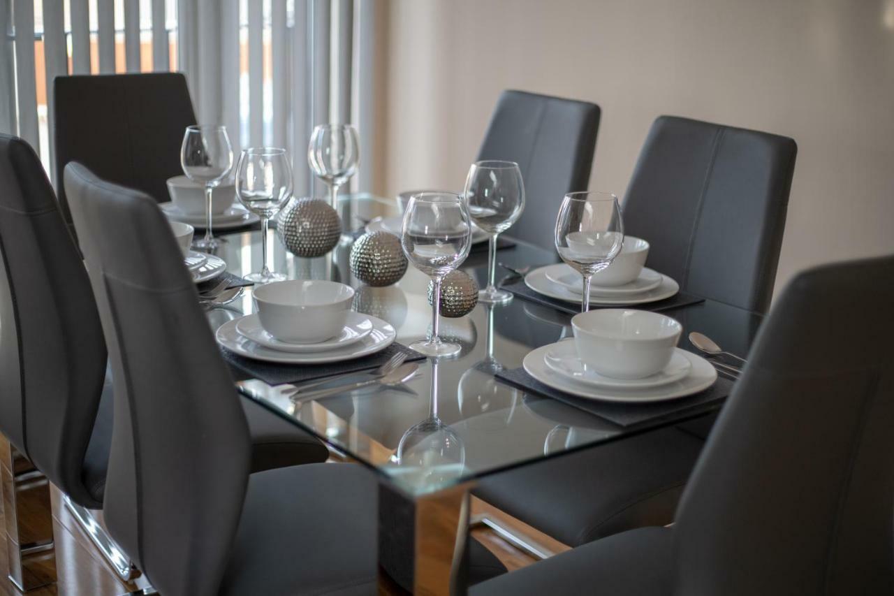 The Coach House - London Heathrow Serviced Apartments Stanwell Exteriör bild