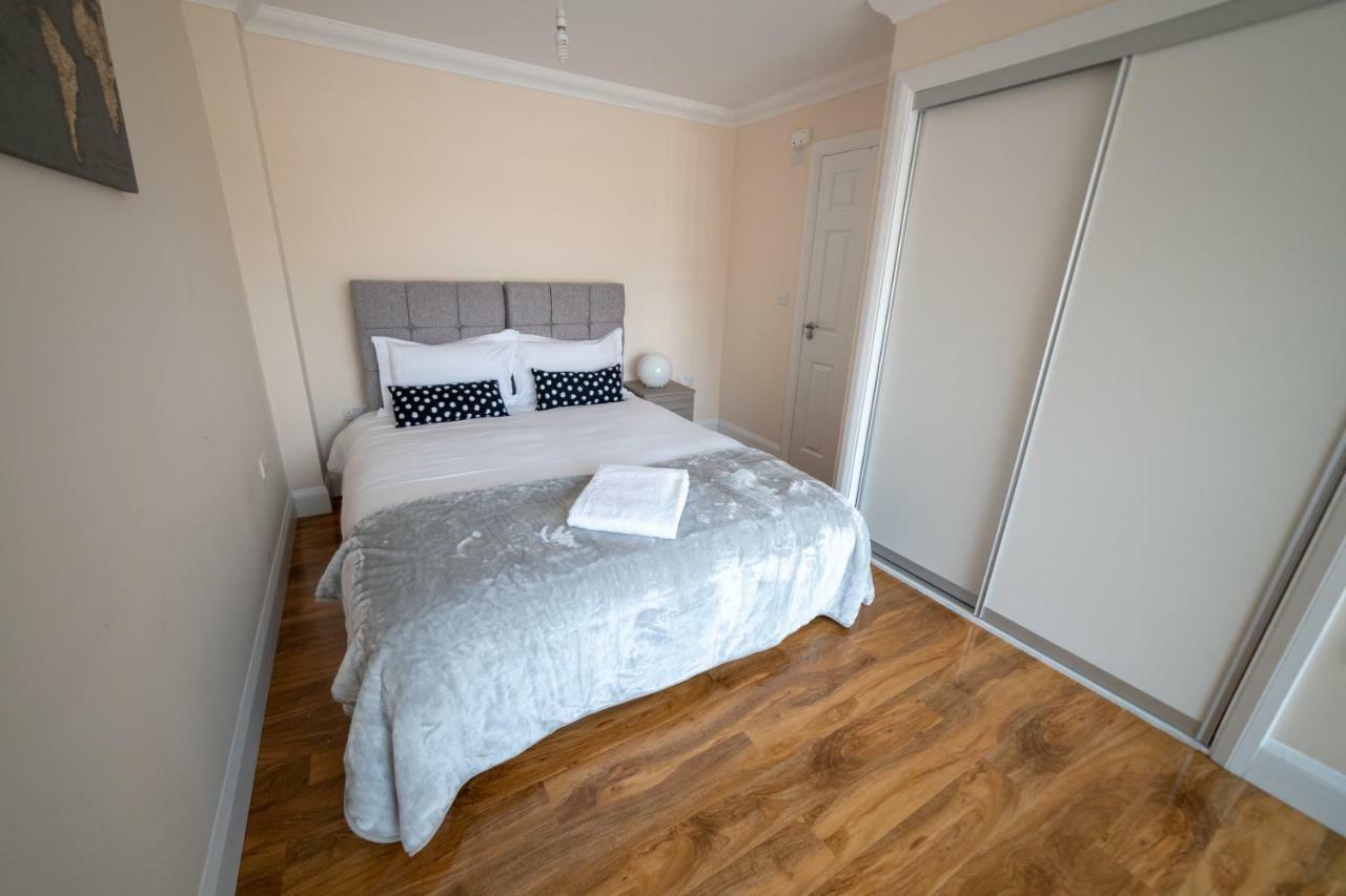 The Coach House - London Heathrow Serviced Apartments Stanwell Exteriör bild