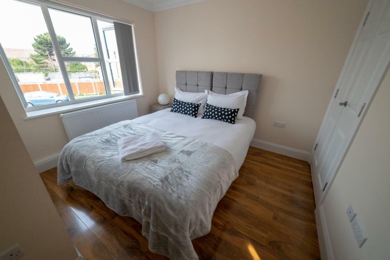 The Coach House - London Heathrow Serviced Apartments Stanwell Exteriör bild