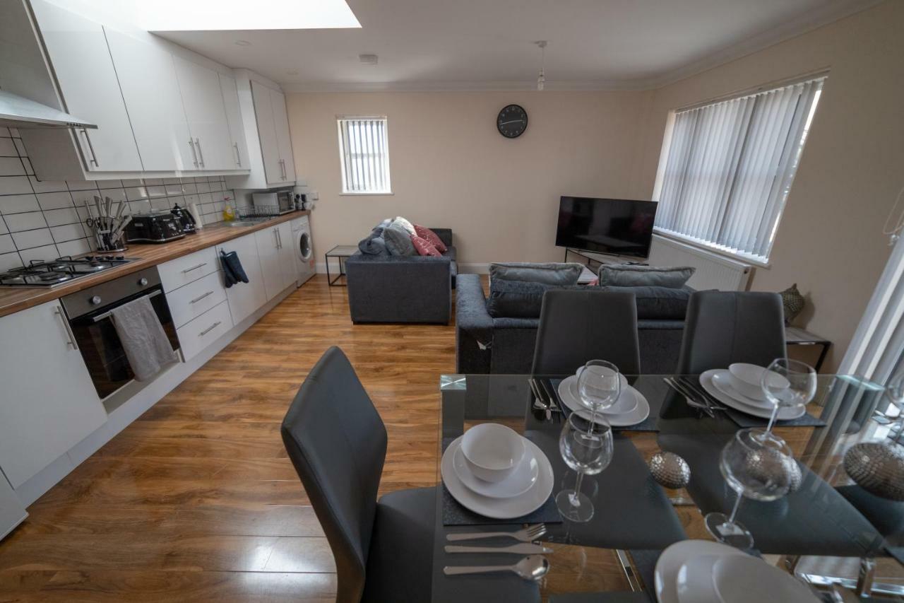 The Coach House - London Heathrow Serviced Apartments Stanwell Exteriör bild