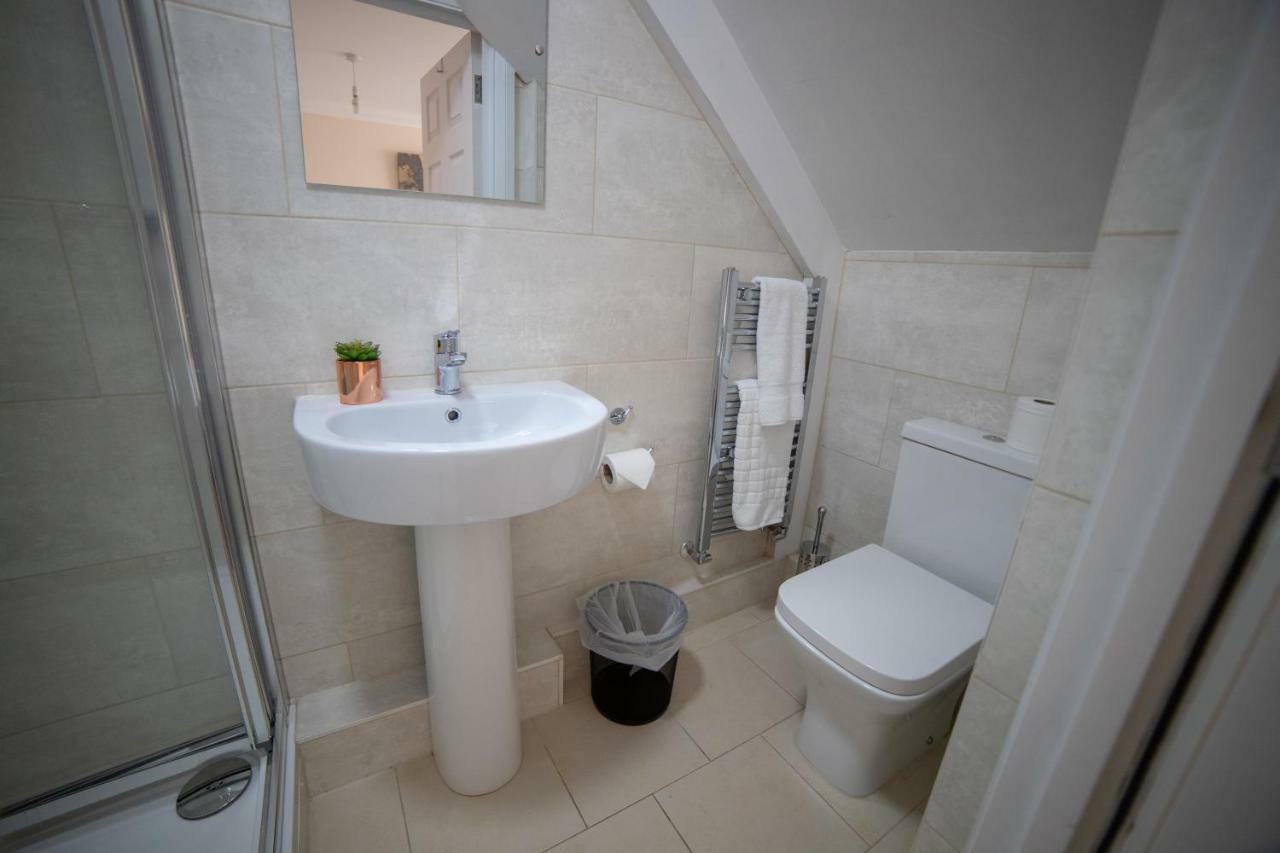 The Coach House - London Heathrow Serviced Apartments Stanwell Exteriör bild