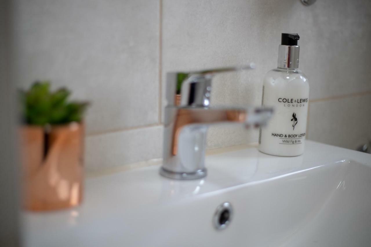 The Coach House - London Heathrow Serviced Apartments Stanwell Exteriör bild