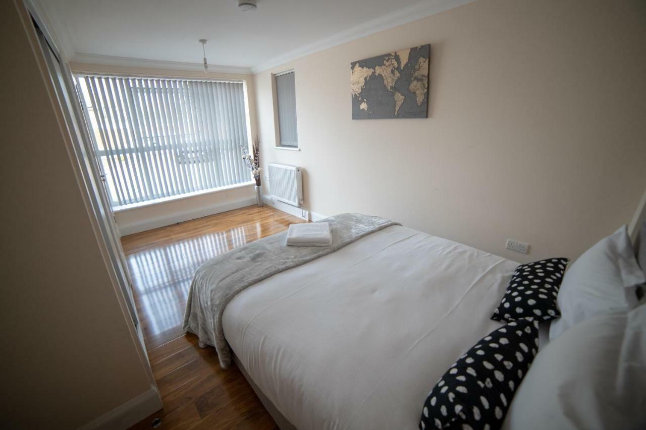 The Coach House - London Heathrow Serviced Apartments Stanwell Exteriör bild