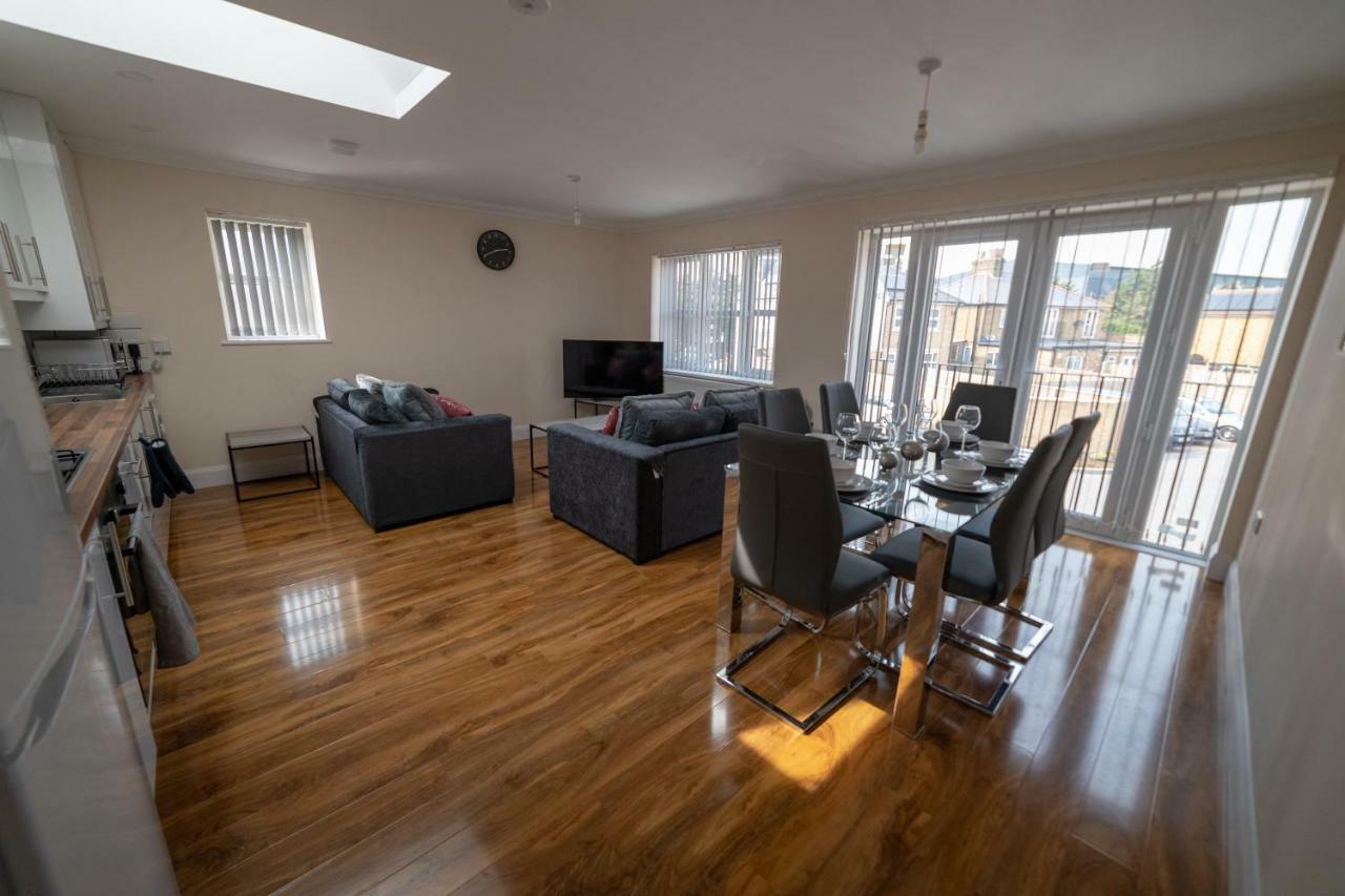 The Coach House - London Heathrow Serviced Apartments Stanwell Exteriör bild