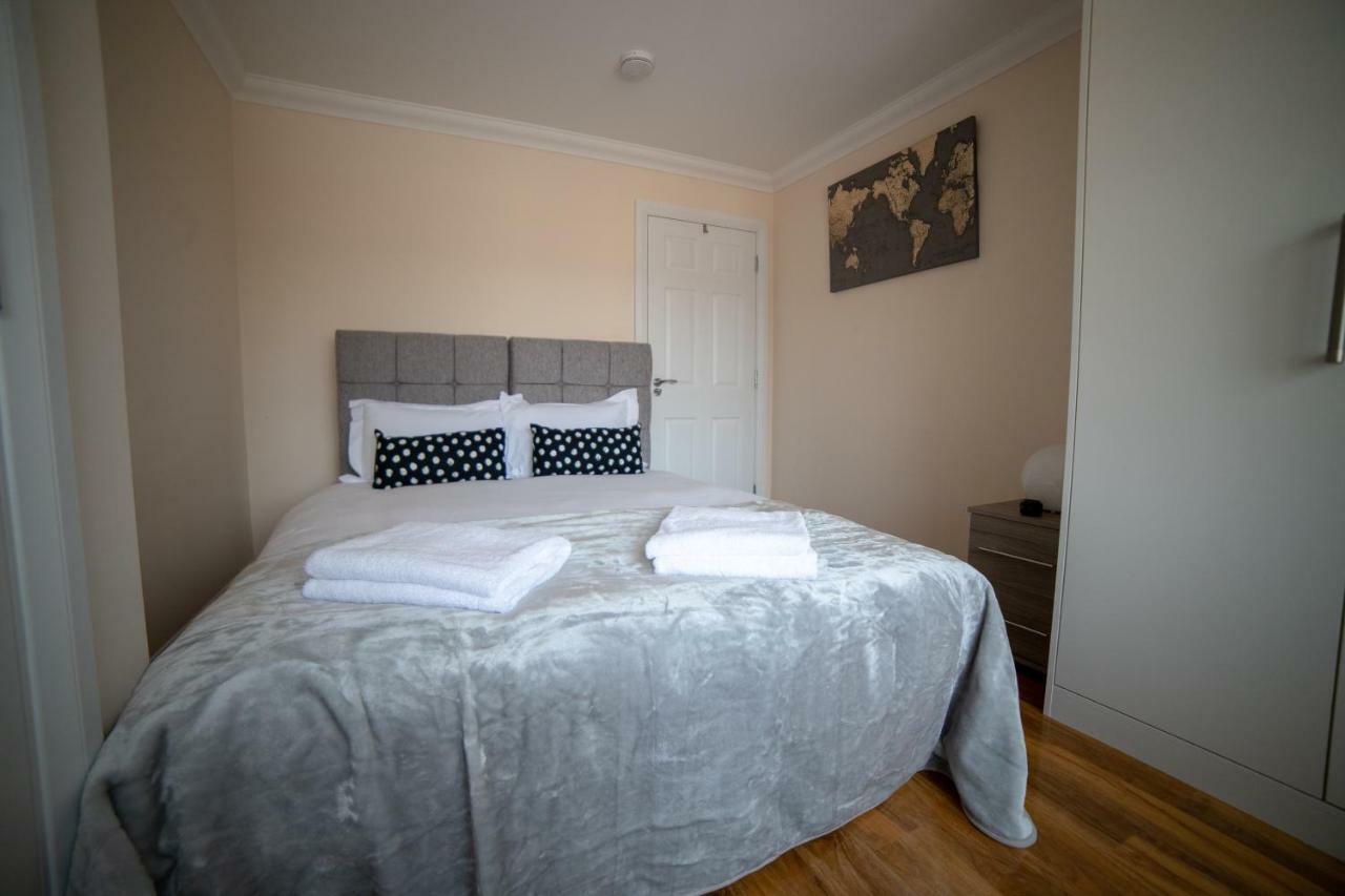 The Coach House - London Heathrow Serviced Apartments Stanwell Exteriör bild