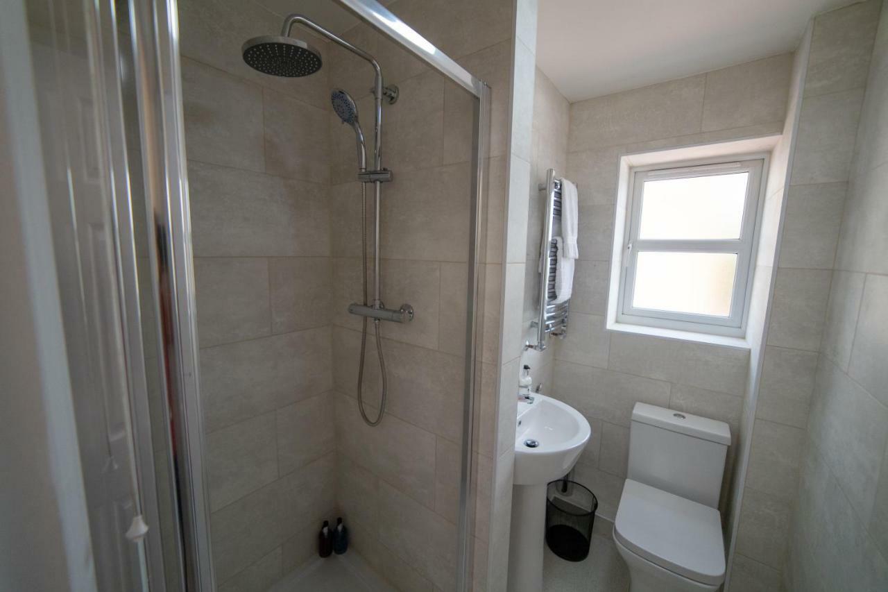 The Coach House - London Heathrow Serviced Apartments Stanwell Exteriör bild