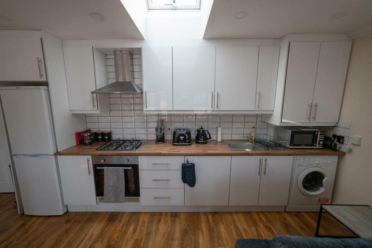 The Coach House - London Heathrow Serviced Apartments Stanwell Exteriör bild