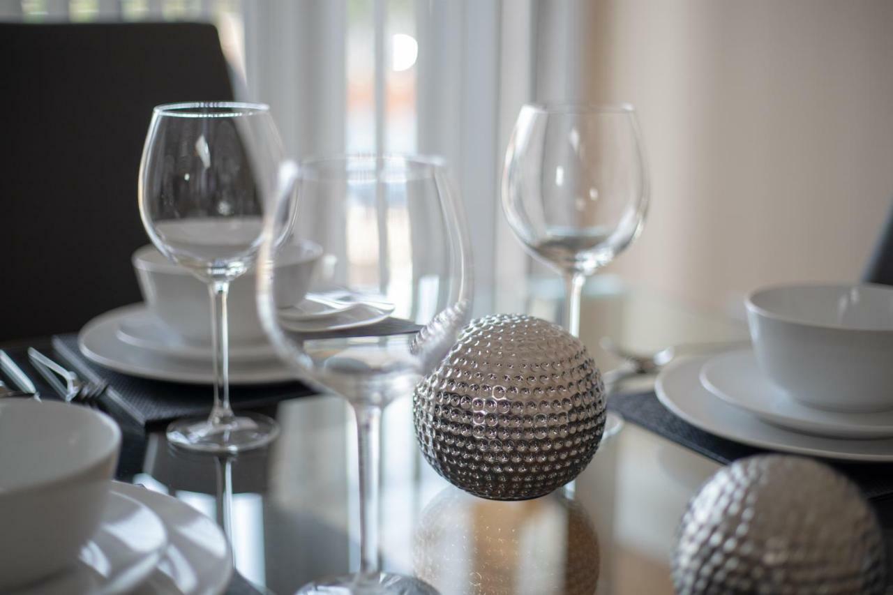 The Coach House - London Heathrow Serviced Apartments Stanwell Exteriör bild