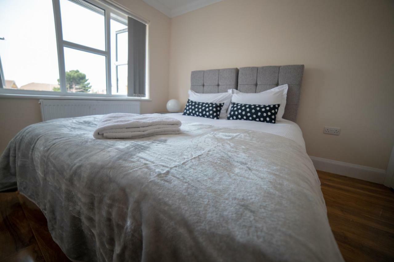 The Coach House - London Heathrow Serviced Apartments Stanwell Exteriör bild